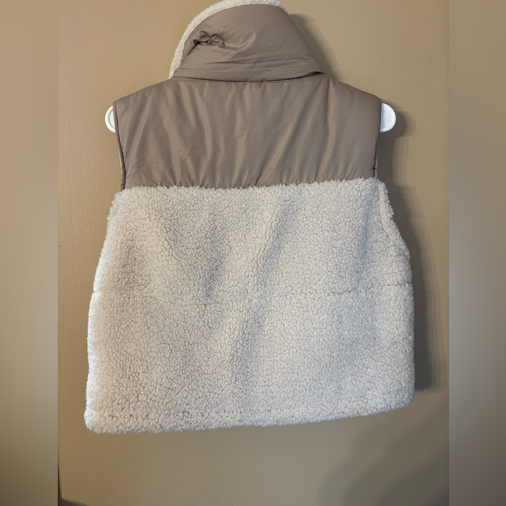 Thread & Supply Women’s Sherpa vest Medium - Picture 7 of 13